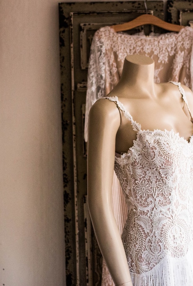 حاولي القيام ببحث جيد عن أنواع فساتين الزفاف وأحدث تقليعات إطلالات الزفاف Charisse Kenion