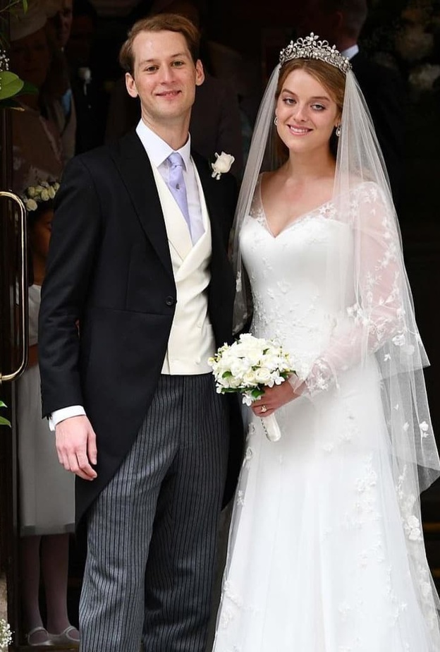 حفيدة الأميرة ألكسندر تحتفل بفستان الزفاف بعد عام من زواجها