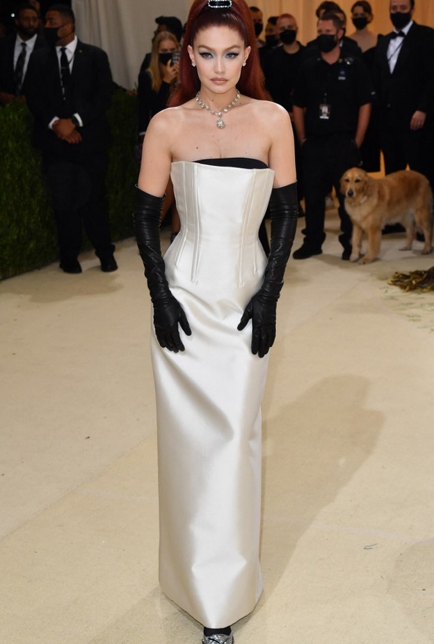 خطفت جيجي حديد الأنظار بأناقتها وقد بدت ساحرة بالفستان الأبيض من توقيع Prada