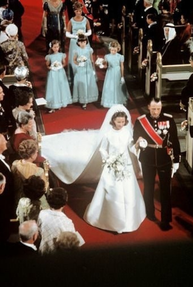 دلالة سير الملك أولاف إلى جانب عروس ابنه