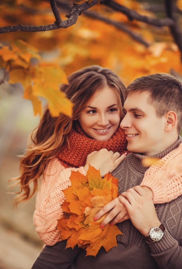 أفكار رائعة لصور الخطوبة في موسم الخريف