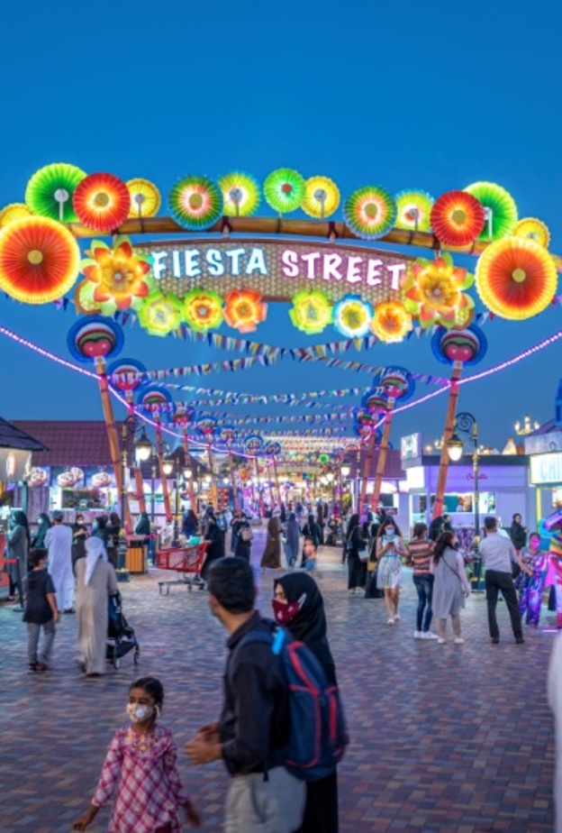 سعادة وبهجة في أركان القرية العالمية - المصدر وكالة أنباء الإمارات 