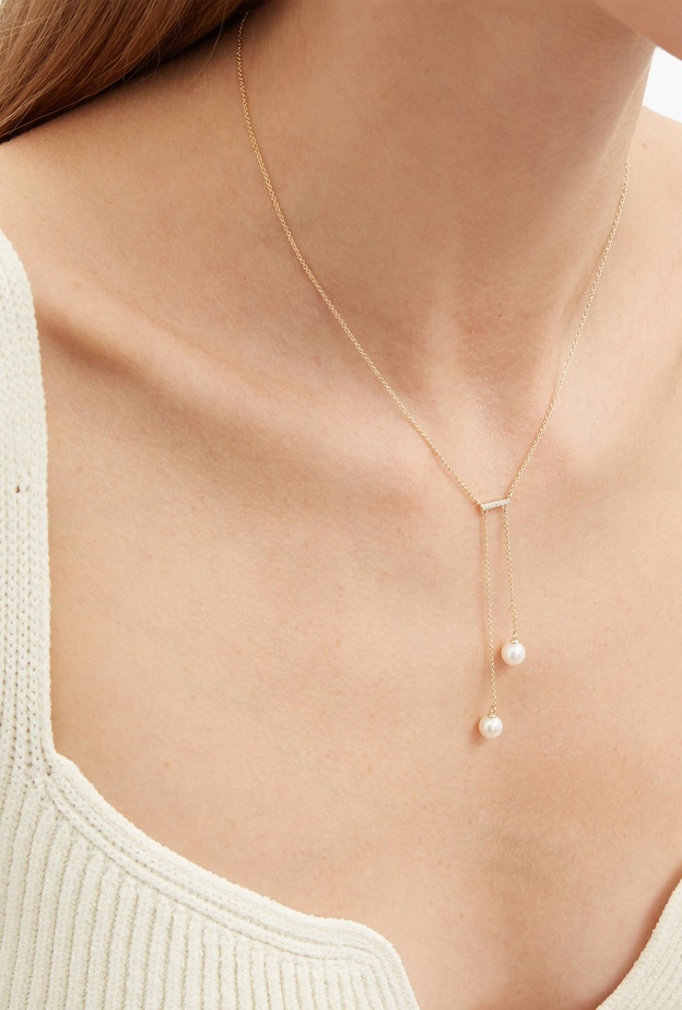 سلاسل ذهب ناعمة لأناقتك في نهار الخريف