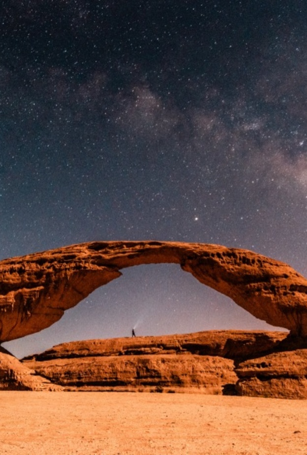 صخرة القوس، أحد التشكيلات الصخرية المميزة في العلا - المصدر استكشف العلا !