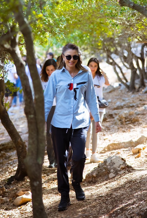 صور الملكة رانيا تخطف الأنظار بأحدث إطلالتها الكاجول والرياضية