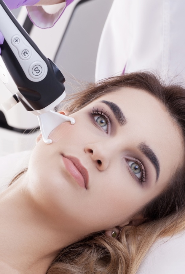 الفراكشنال ليزر يعالج خطوط وتجاعيد الوجه وتصبغ الجلد المرتبط بالشيخوخة