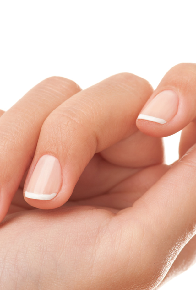 طريقة استخدام زيت الورد لتقوية وتطويل الأظافر