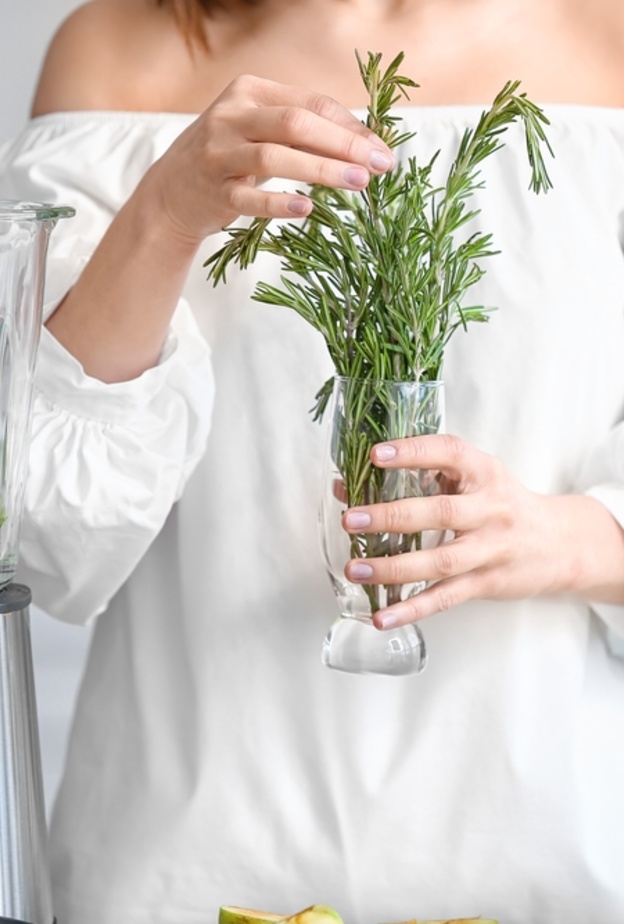 فوائد الروزماري الصحية للعروس