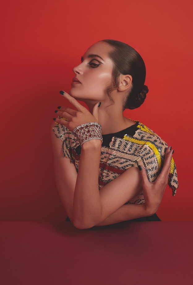 جلسة تصويرية خاصة ب"هي" تحت عنوان  Guiding Lights   