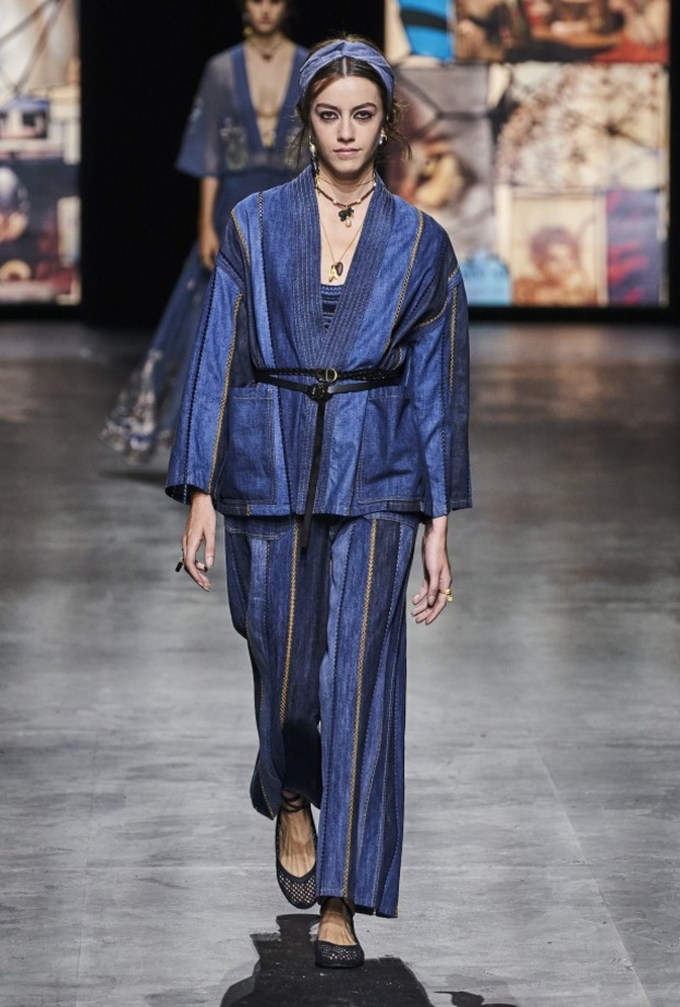 صيحة الـ Denim on denim رائجة جداً لموسم خريف 2021 استوحي هذا اللوك من Dior