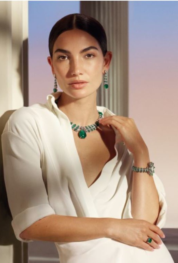 عارضة الأزياء ليلي الدريدج بمجوهرات بولغري Bvlgari