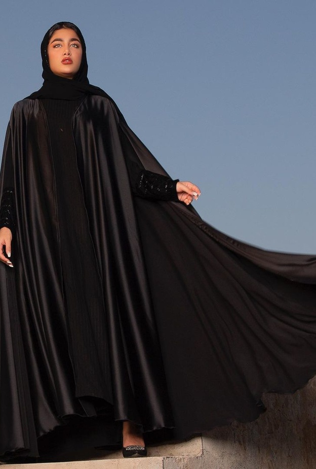 عبايات تقليدية راقية من طلة العز بالتعاون مع نجلاء الودعاني