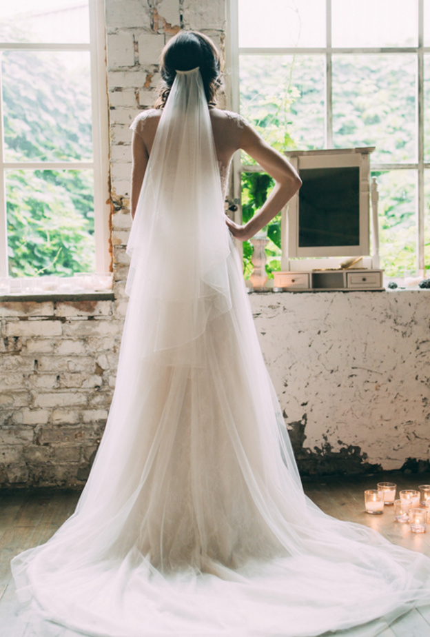 عريس يثير الجدل في حفل زفافه ،فماذا فعل؟