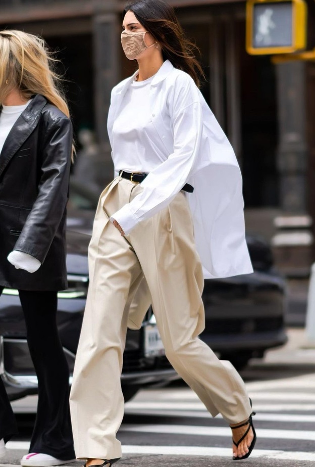 كيندال جينر نسّقت القميص الأبيض مع التيشيرت الأبيض وأكملت اللوك مع البنطلون البيج