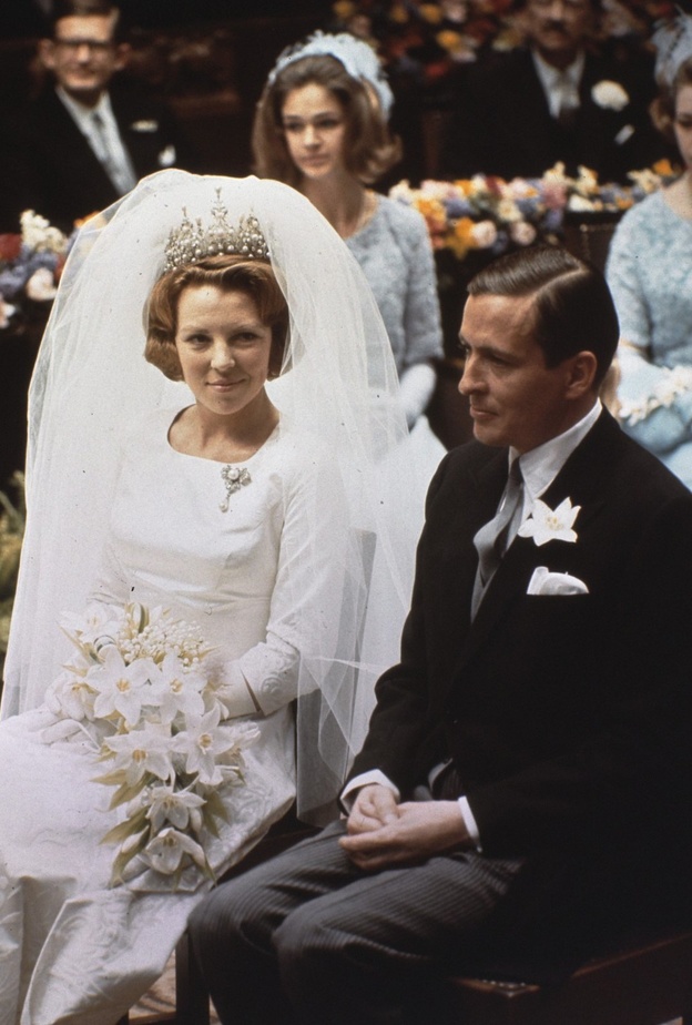 لماذا وقعت أحداث شغب واحتجاجات في يوم حفل زفاف الأميرة بياتريكس؟