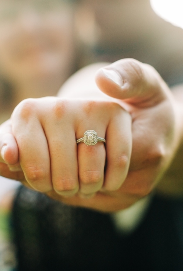 ما هي أهم النصائح التي عليكِ الانتباه عليها لتجنّب أخطاء اختيار خاتم الخطوبة