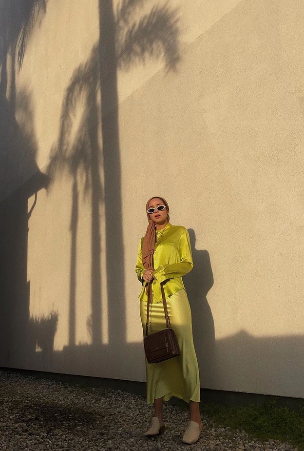 ماريا عليا تألقت بلوك كامل باللون الأصفر إختارت فيه التنورة الميدي الستان مع القميص