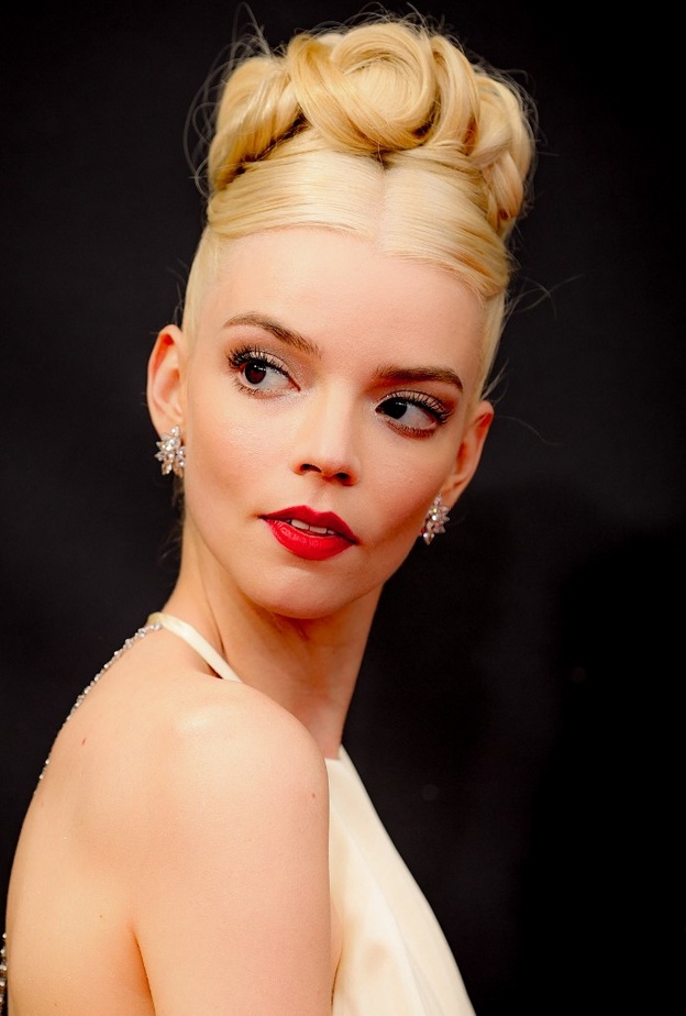 مكياج ساحر وتسريحات شعر عالية من وحي Anya Taylor-Joy – الصورة من حساب خبير الشعر Gregory Russell