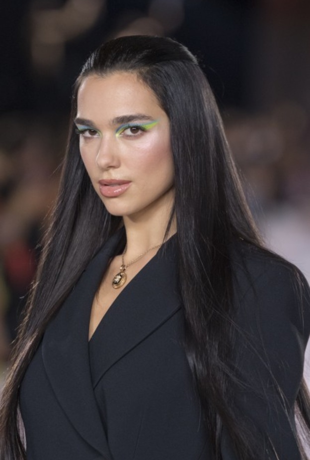 مكياج عيون ملون ومشرق لربيع 2022 من وحي دار Versace