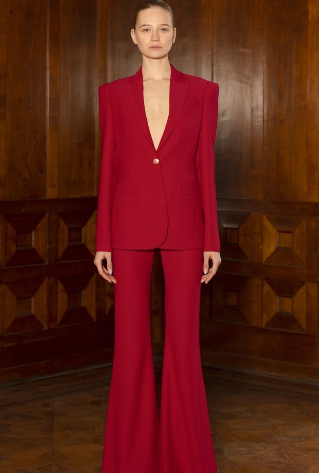 موديلات بناطيل باللون الاحمر المريح من دار Cigdem Akin