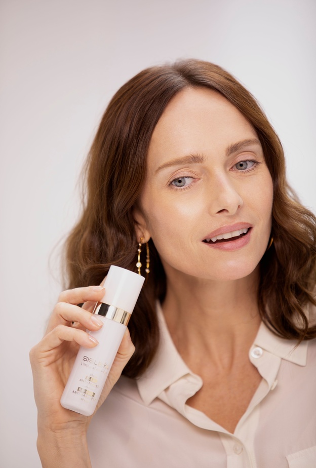 سيروم Sisleÿa L’Intégral Anti-Âge Radiance Anti-Dark Spot Serum