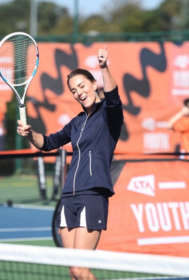 بملابس التنس.. كيت ميدلتون تلعب مع بطلة الولايات المتحدة المفتوحة للسيدات