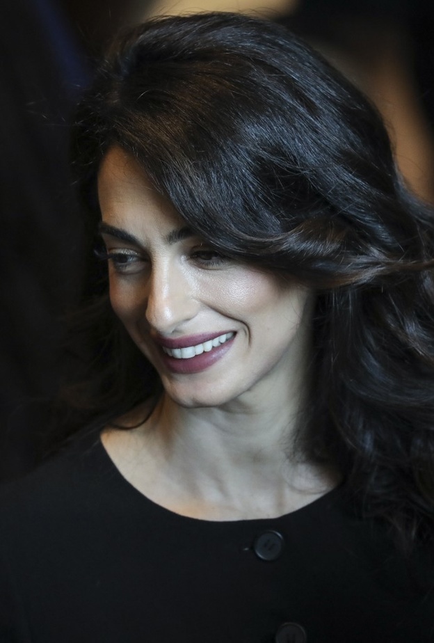 طريقة عمل مكياج ناعم وأنيق للمرأة العاملة من وحي أمل كلوني