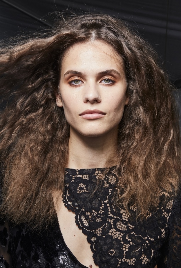  أجمل صبغات الشعر الملفتة لربيع 2022 مباشرة من عروض نيويورك للموضة