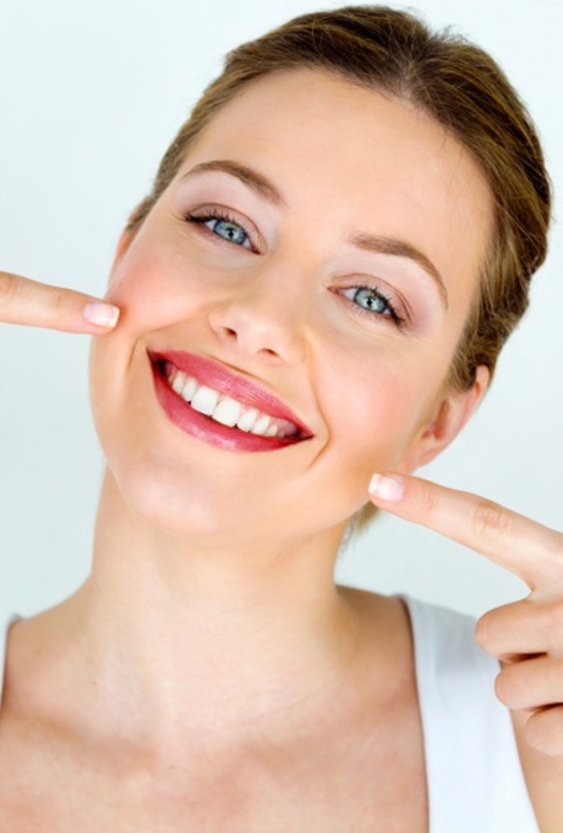 أفضل طرق طبيعية لتبييض الأسنان والتخلص من الإصفرار
