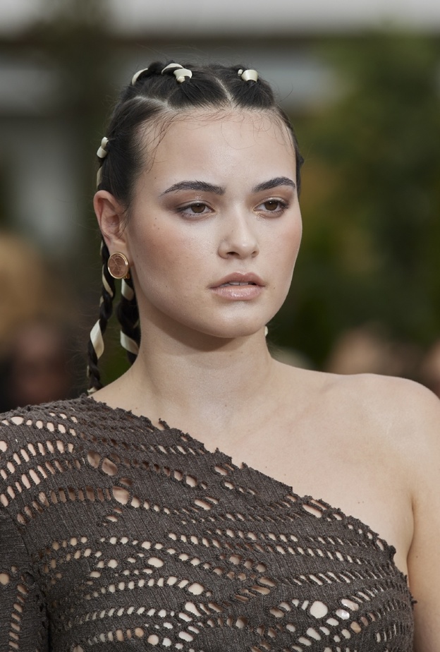 تسريحات شعر شبابية مع الضفائر العريضة من Bronx and Banco