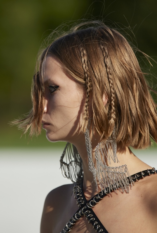 تسريحات شعر ضفائر رفيعة وجانبية من دار Courreges