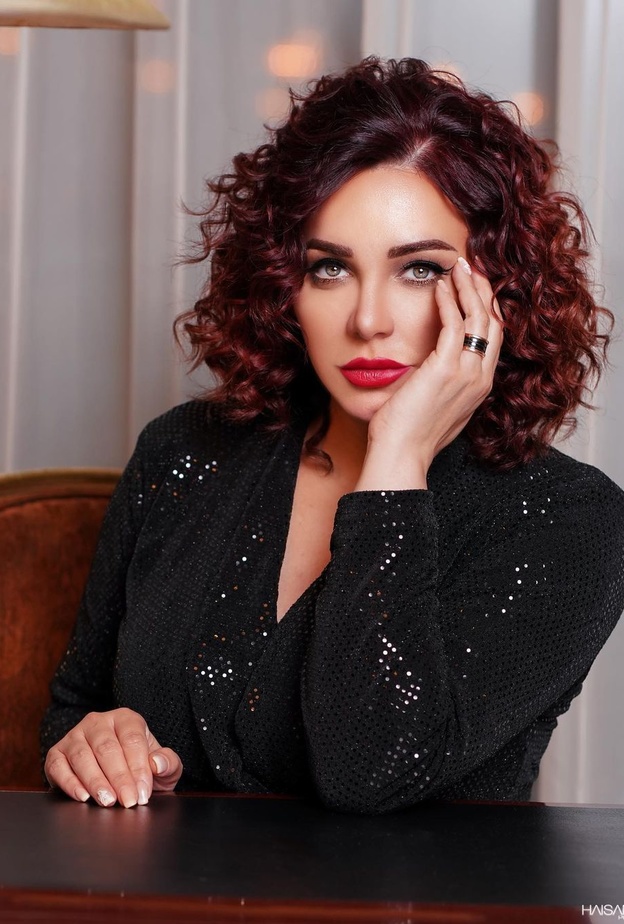 تسريحات شعر مميزة مستوحاة من إطلالات سلاف فواخرجي