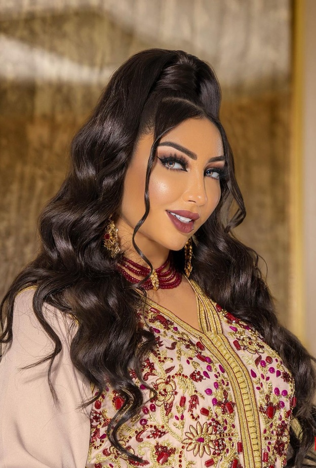 تسريحة الويفي لدنيا بطمة مع النصف رفعة - صورة من حسابها على إنستاغرام