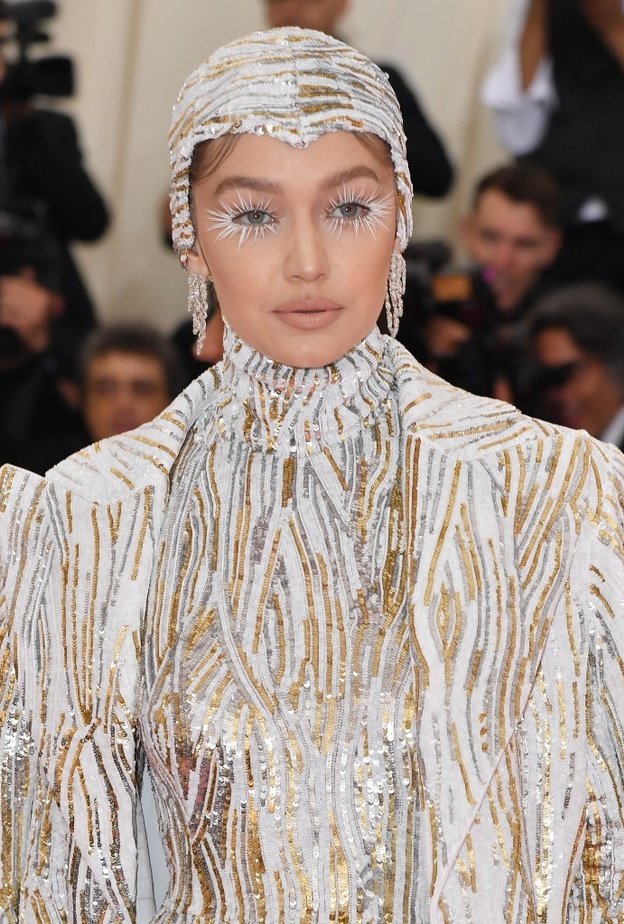 صيحة الرموش البيضاء من وحي Gigi Hadid عام 2019