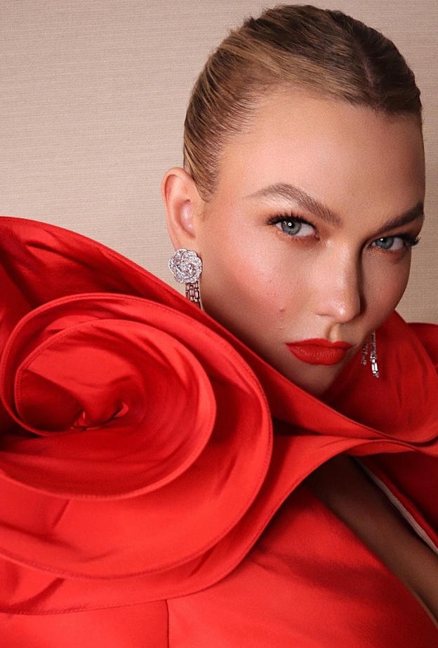 مكياج مشرق للجميلة Karlie Kloss مع احمر الشفاه القوي- الصورة من صفحة خبير التجميل Hung Vanngo
