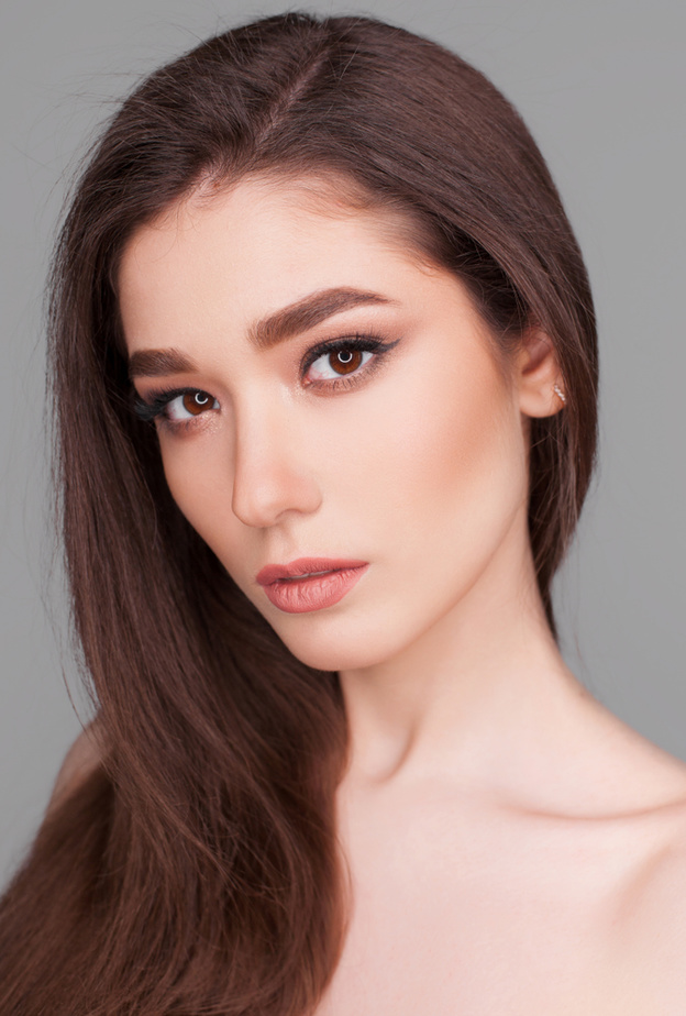 طريقة عمل مكياج عيون سموكي بألوان تناسب فصل الخريف