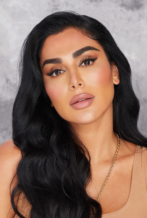 إطلالة حواجب كثيفة ومتفرّقة مع #BOMBBROWS Full ‘n Fluffy Fiber Gel.. جِل الحواجب الثوري المغذّي الجديد