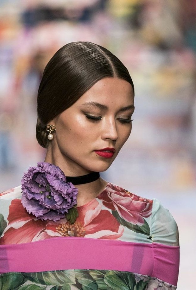 إطلالات الشعر المبلل لصيف 2021 من منصات دور الأزياء