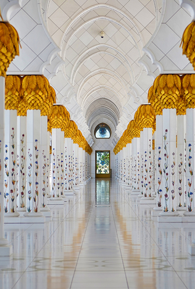 مشهد رائع من داخل مسجد الشيخ زايد