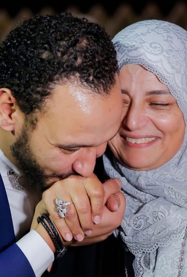 أحمد خالد صالح ووالدته