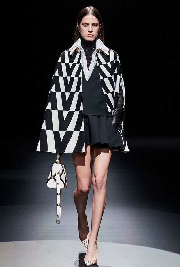 موضة الكاب القصير والواسع بلوني الابيض والاسود منValentino