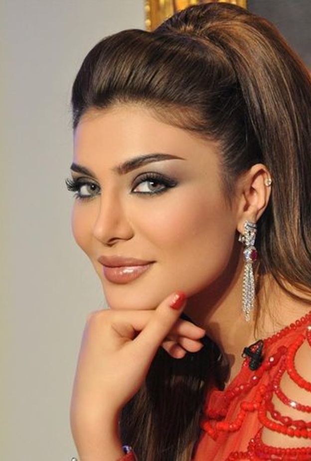 تسريحات للشعر الطويل بأسلوب النجمات احتفالاً بمناسبة اليوم الوطني السعودي الـ91