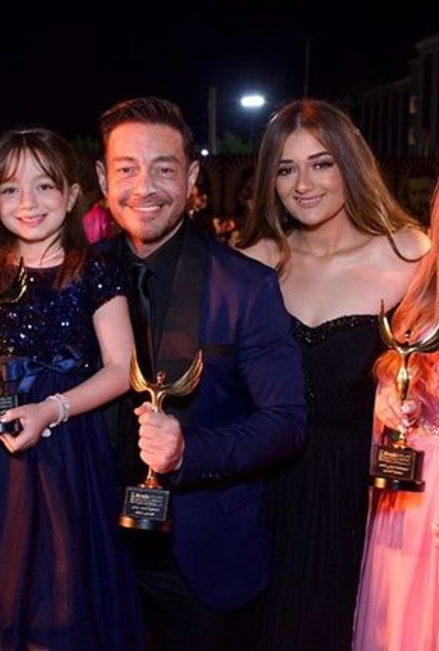 أجمل اللقطات العائلية للنجوم التي ترصد العلاقة المميزة مع بناتهن