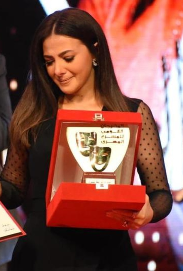 أحدثهم دنيا سمير غانم ..أبرز لحظات النجوم التي ذرفوا فيها الدموع على المسرح