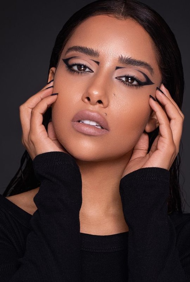 خطوات تطبيق مكياج عيون غرافيكي مبتكر من أحدث إطلالات بلقيس