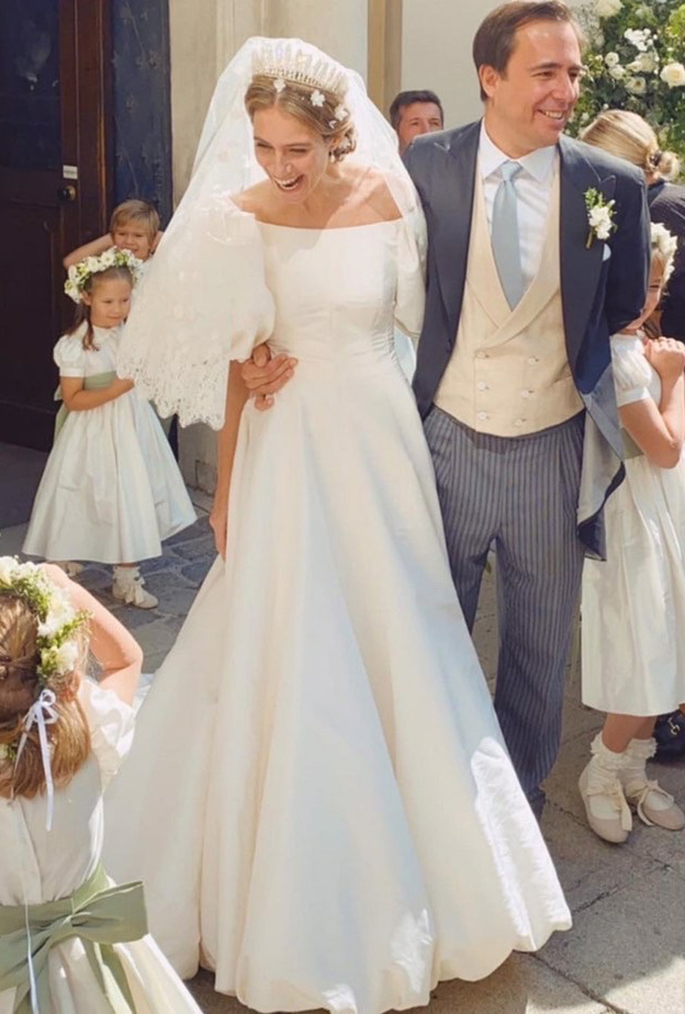  فستان زفاف ماريا أنونشات