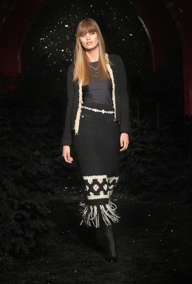 الشراريب زيّنت التنورة الطويلة من CHANEL