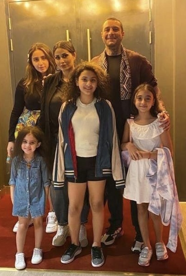 صور تعكس العلاقة المميزة لـ أحمد الفيشاوي مع بنات زوجته وأقاربها 