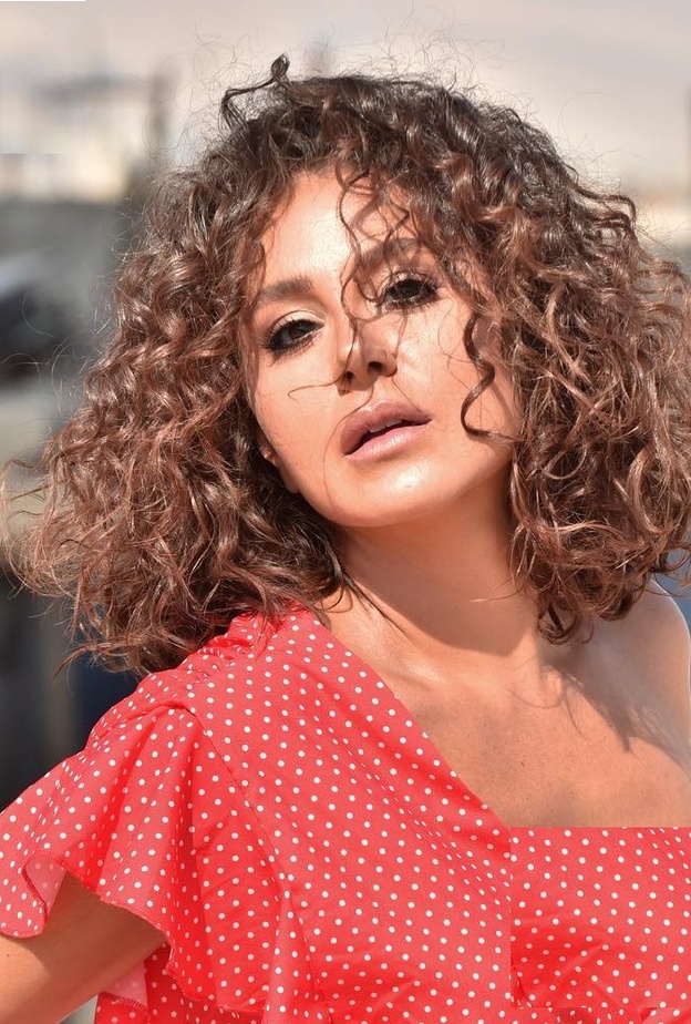 طرق مختلفة لتسريحات الشعر الكيرلي على طريقة النجمات العرب 2021