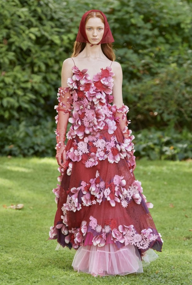 أبرز صيحات الموضة من أسبوع الموضة في لندن لربيع وصيف 2022